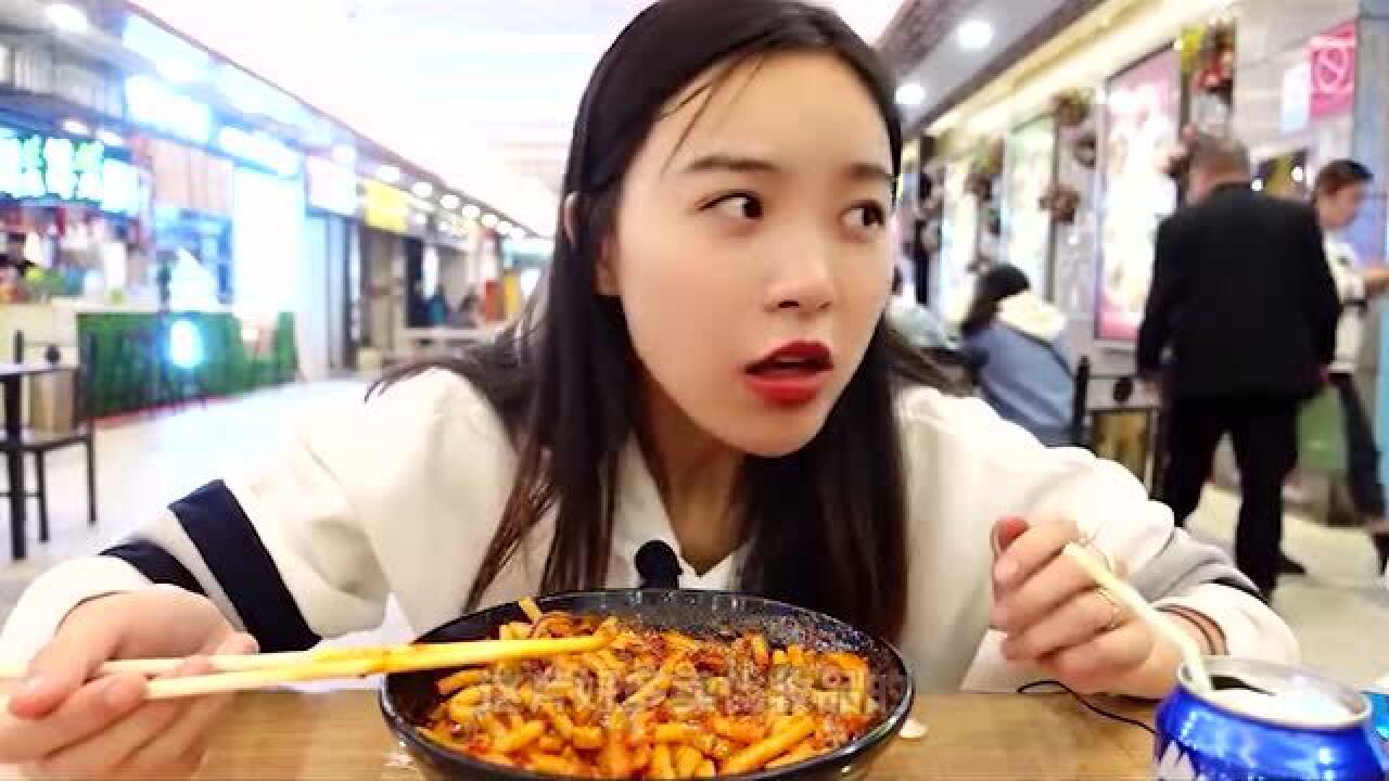 小贝挑战西安号称第一豪华的新疆炒米粉就着蒜和饼太香了