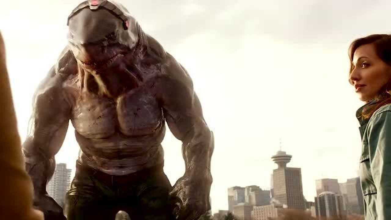 既能在水里呼吸又能在陆地飞奔的鲨鱼王大战金刚