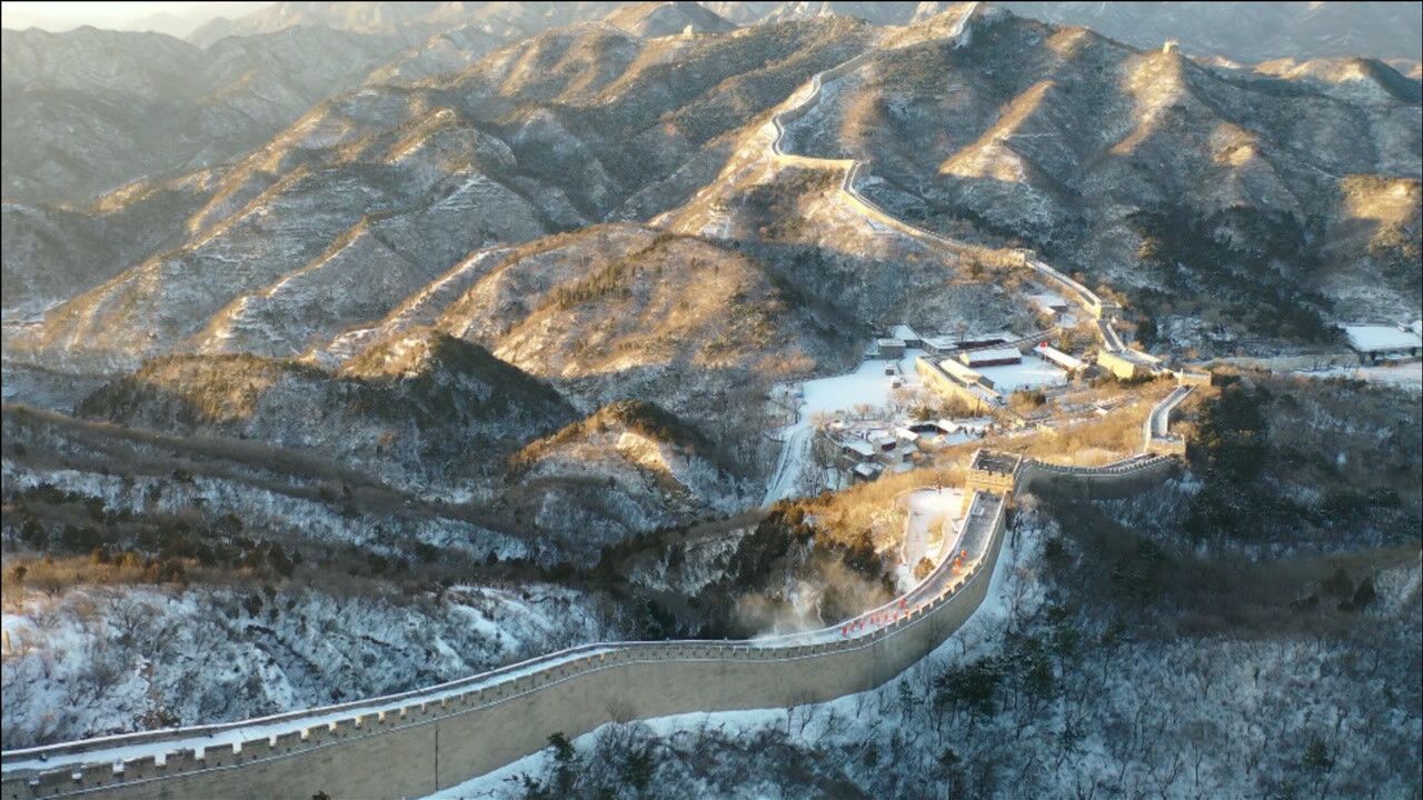 八达岭长城披上"白纱",雪景美如画!