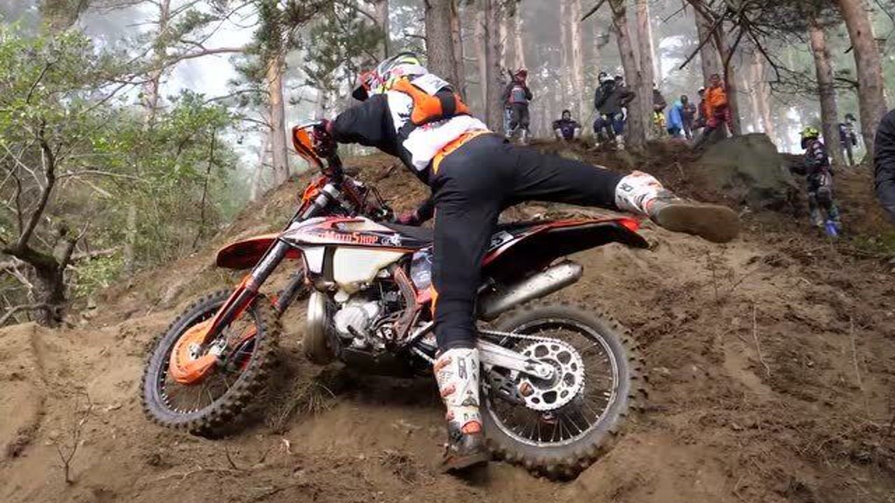 松软的泥土令骑手们寸步难行,摩托车登山赛瞬间变成了"推车赛"!