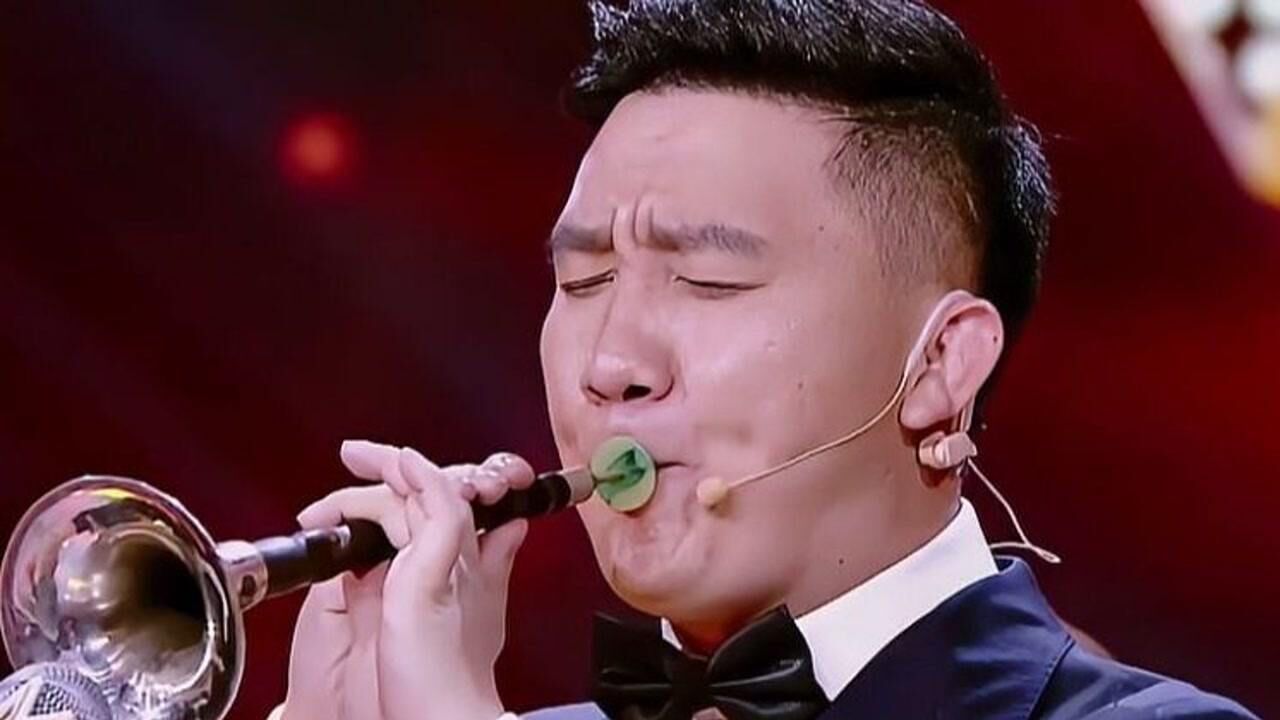 杨树林吹唢呐绝对是专业的,这肺活量不是一般人,张小斐伴舞头都转晕了