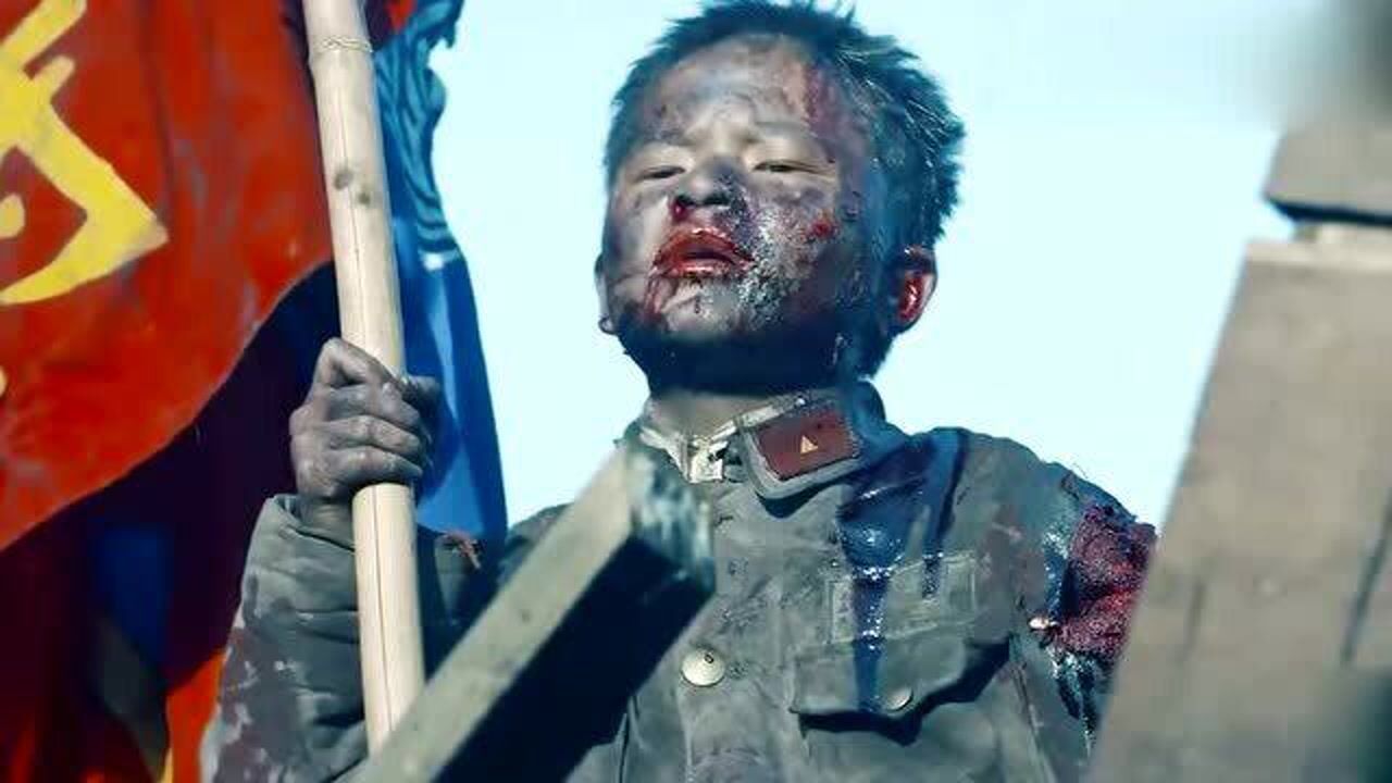 10岁的断臂童兵单臂举起军旗,人倒旗不能倒,哪怕全团只剩一个人!