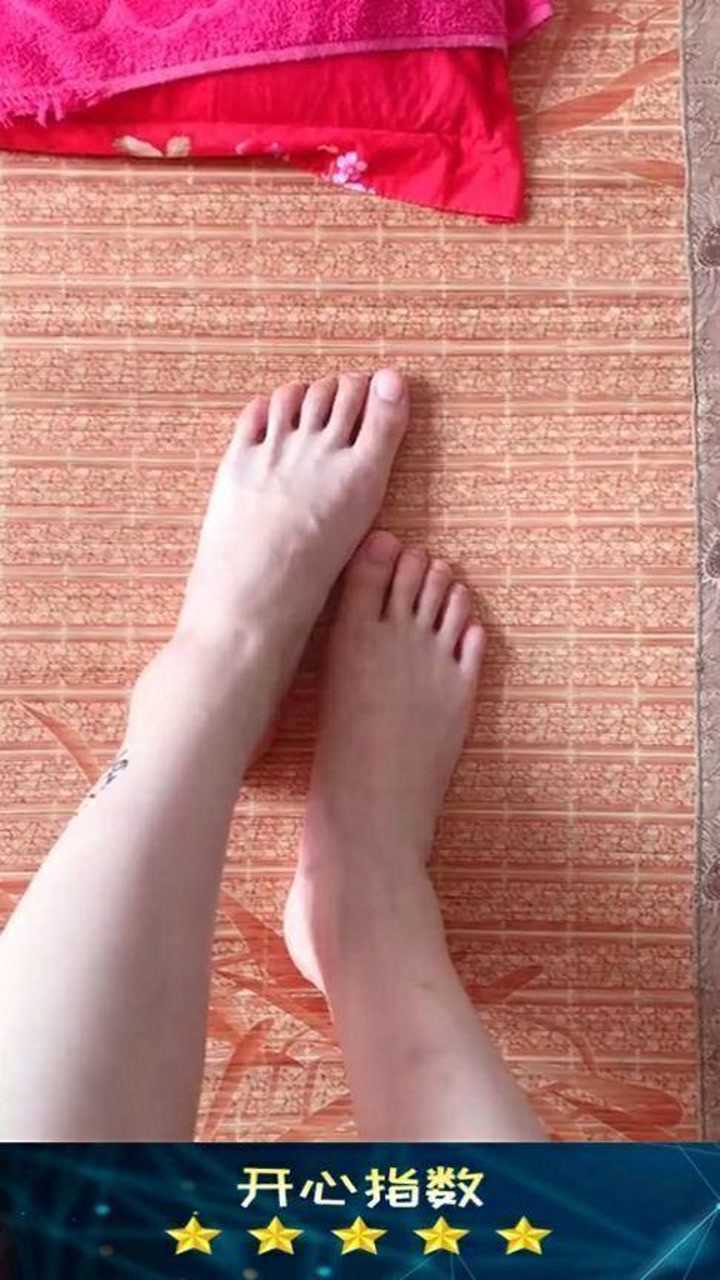 原来脚丫子还真这么大,都去比一比