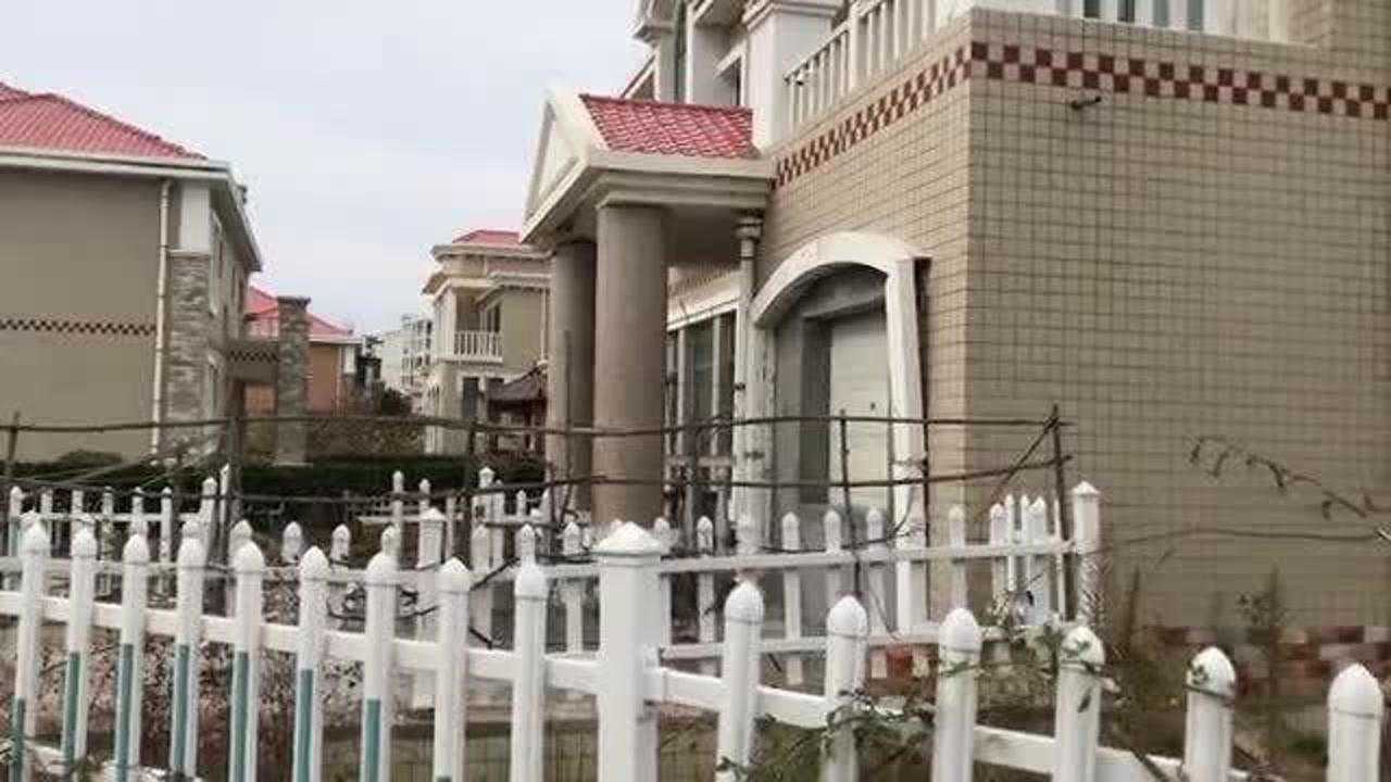 威海乳山银滩冬季荒凉的别墅区无人居住有的别墅都几乎荒废了