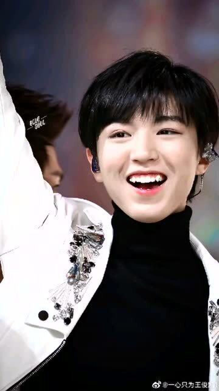 王俊凯这个男孩的小虎牙不见了也意味着他长大了