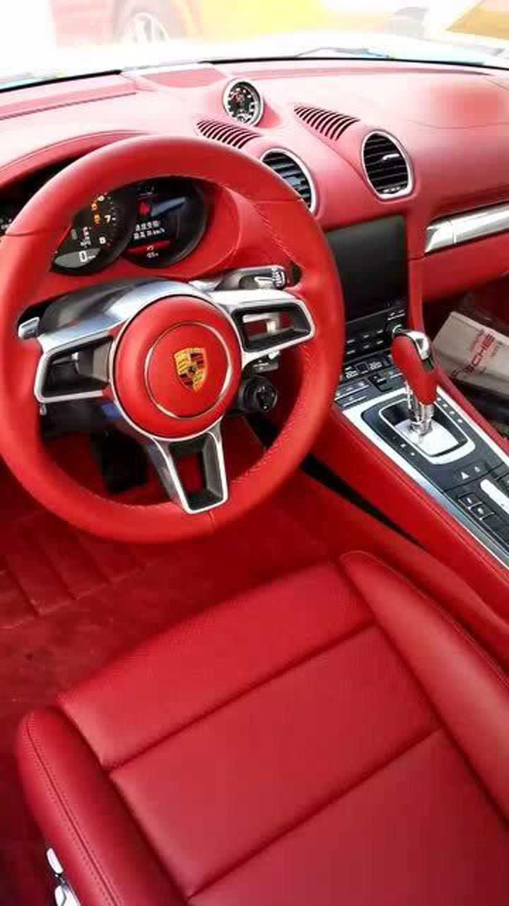 慢镜头展示红颜色保时捷718内饰,看着非常喜庆
