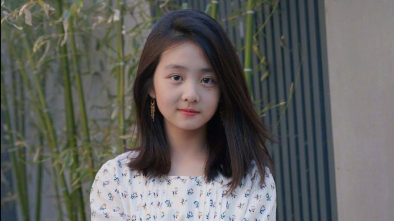 14岁黄多多拍大片穿着丝袜扮相成熟曾因染发打耳洞低胸装被批早熟