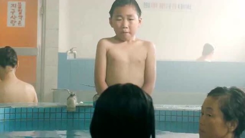 妈妈带着儿子去女澡堂洗澡，结果儿子撞见自己的同班女同学，这下尴尬了！