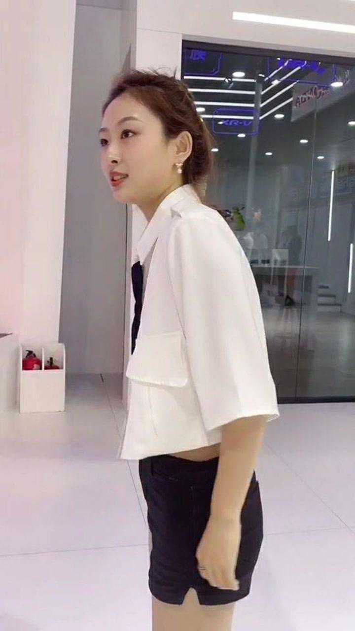 大学校花如今是一线车模舞蹈演员出场费高达30w到哪都是焦点黄会赢