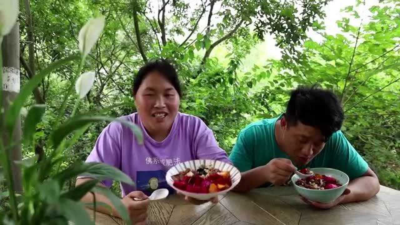 老公肚子咋回事为了吃一口水果冰粉胖妹大洋用尽了浑身解数