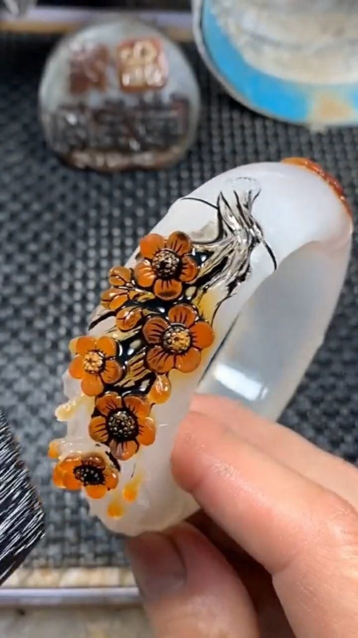 今天雕刻一枚玛瑙梅花镯,寓意桃花朵朵开!
