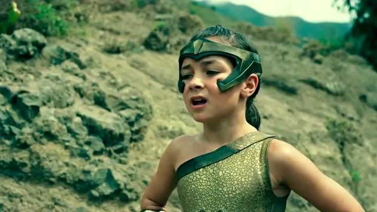 神奇女侠1984-1:一群大人,都干不过一个小孩子,小女孩太飒了!