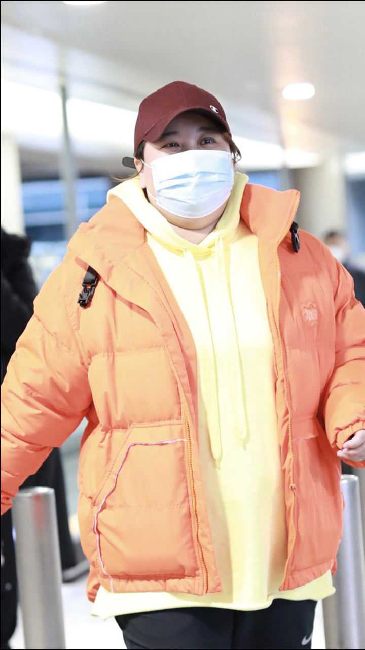 机场直拍!贾玲穿橘色系羽绒服现身 与粉丝亲切告别无偶像包袱
