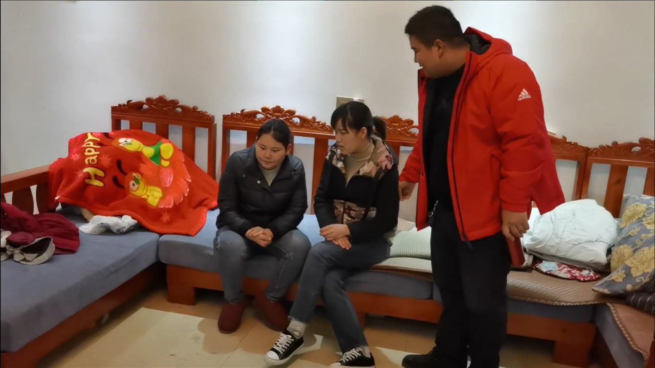 大姑姐来看妞妞,劝妞妞给洪涛打电话说和,看妞妞啥态度