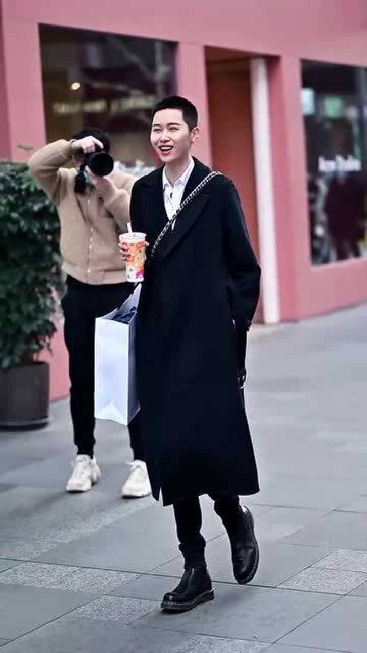 成都太古里街拍:黑色系穿搭的玉总,这也太好看了吧