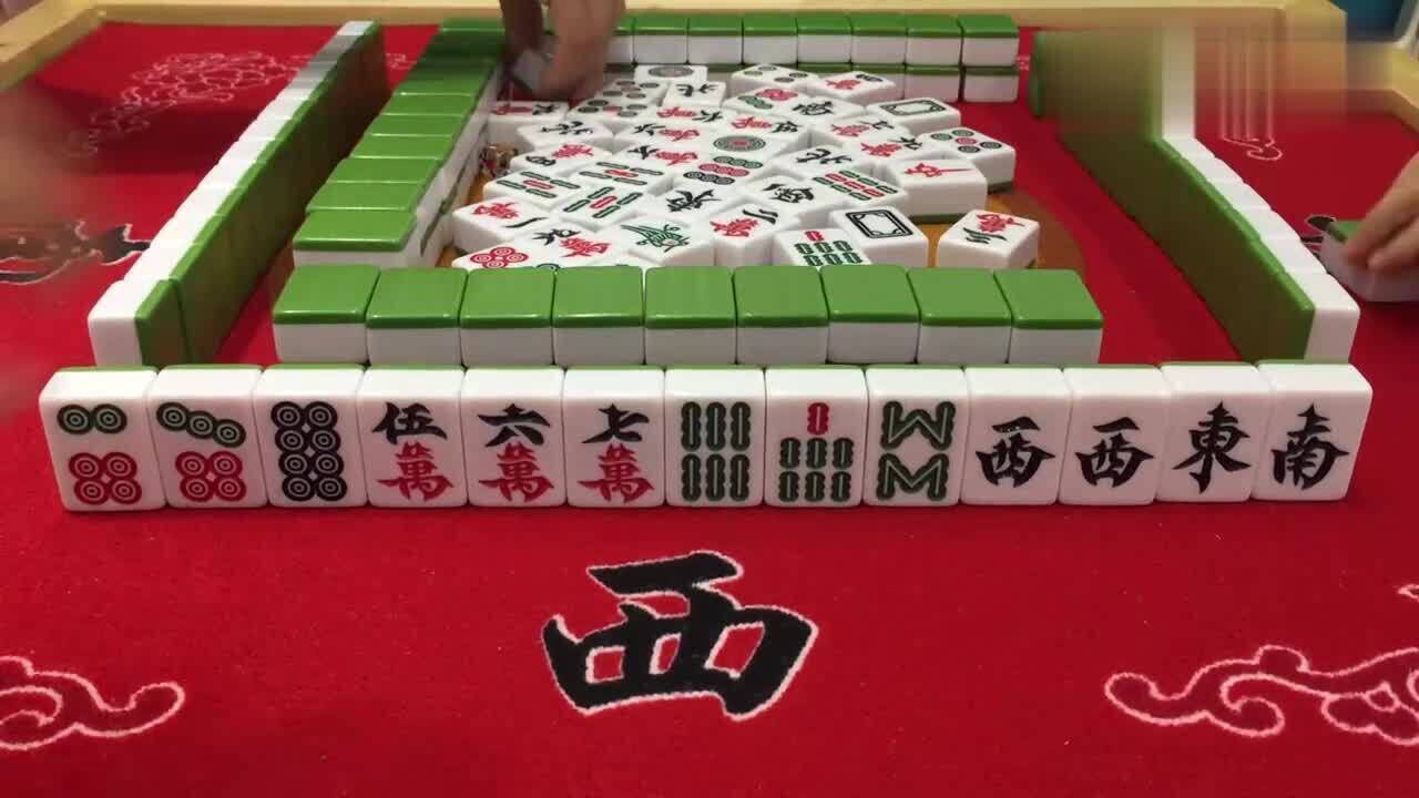 麻将:小姐姐三色三同顺好牌,好可惜啊!却放炮给下家胡了