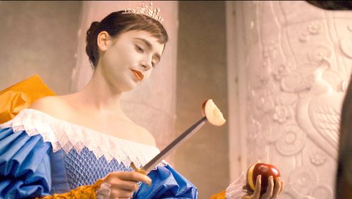 白雪公主收到毒苹果，她不仅没吃，还切下一块送给了王后！