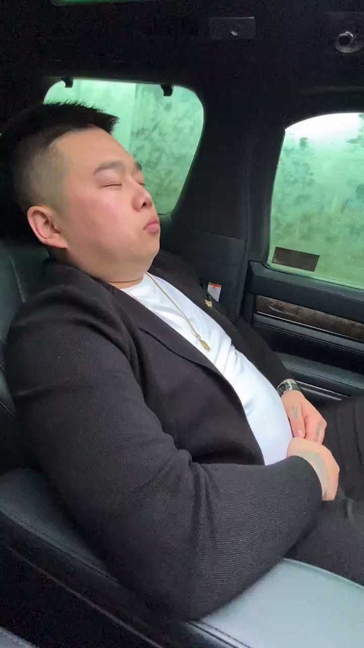 臭老头差点被自己的脚臭晕了