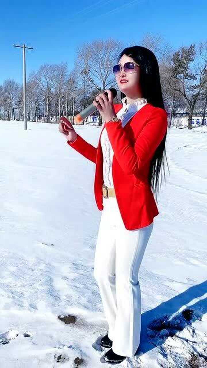 东北大姐演唱《玛尼情歌》,音色非常饱满,歌声好听醉人!