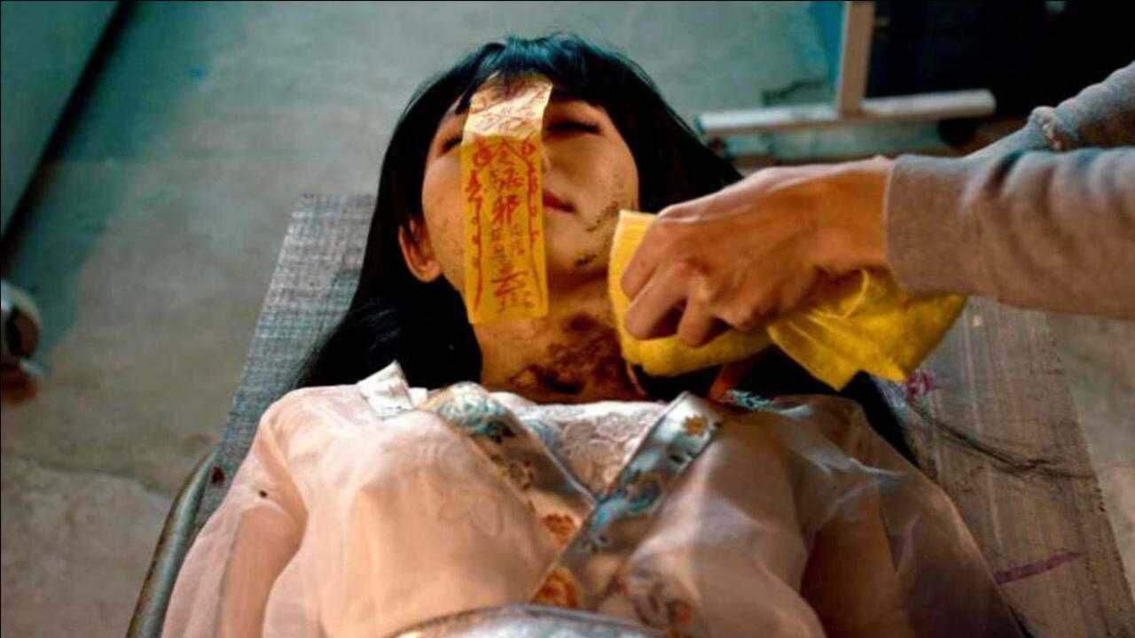 孕妇被僵尸咬后生下孩子长大后异于常人喜欢和女僵尸谈恋爱