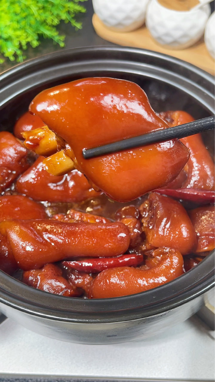 红烧猪蹄,入口即化,软弱脱骨