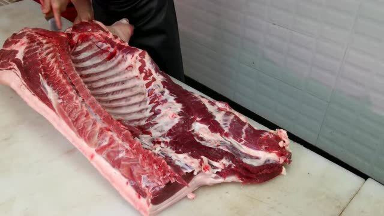 老屠夫分割猪肉的全过程,大半片分分钟搞定了,这技术可不是盖的!