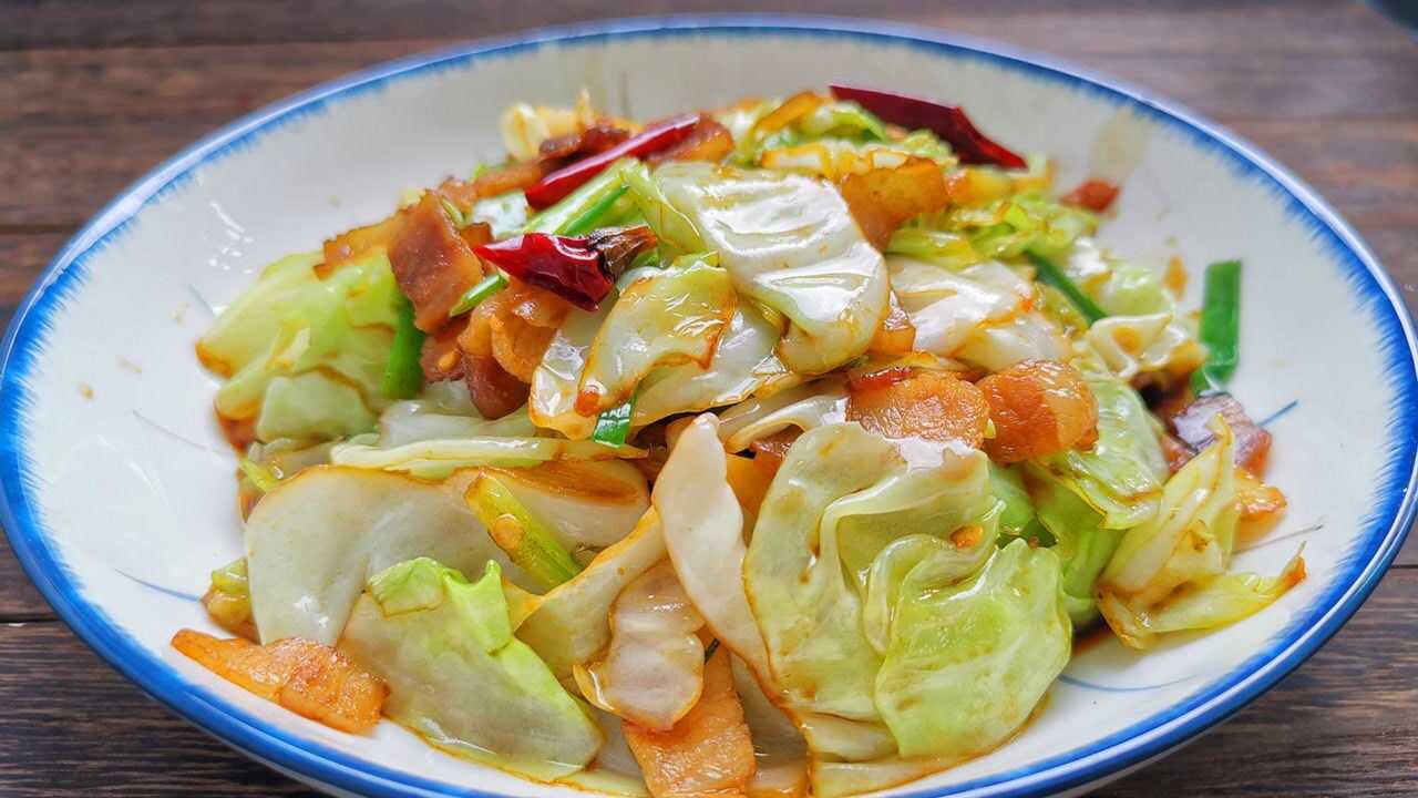 手撕包菜有人过油有人焯水看饭店大厨教你正确做法清脆爽口