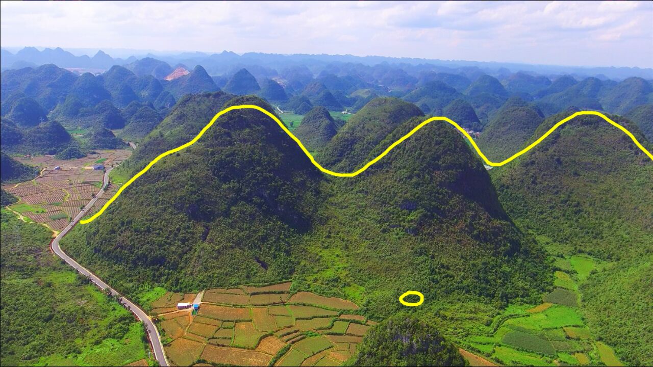 此地背靠笔架山,前有龙穴天然形成,大富大贵的风水宝地!