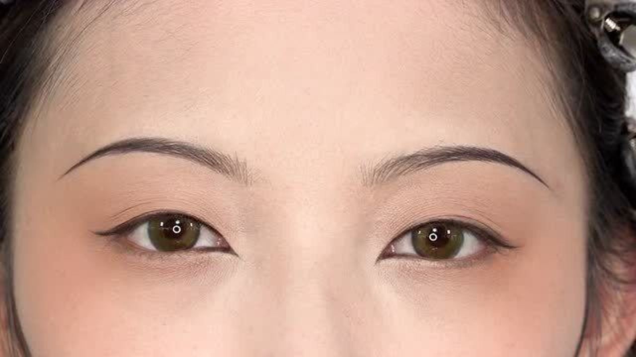 一双丹凤三角眼,两弯柳叶吊梢眉