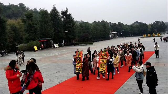 北京大学师生湖南韶山毛主席铜像广场献花篮三鞠躬非常棒