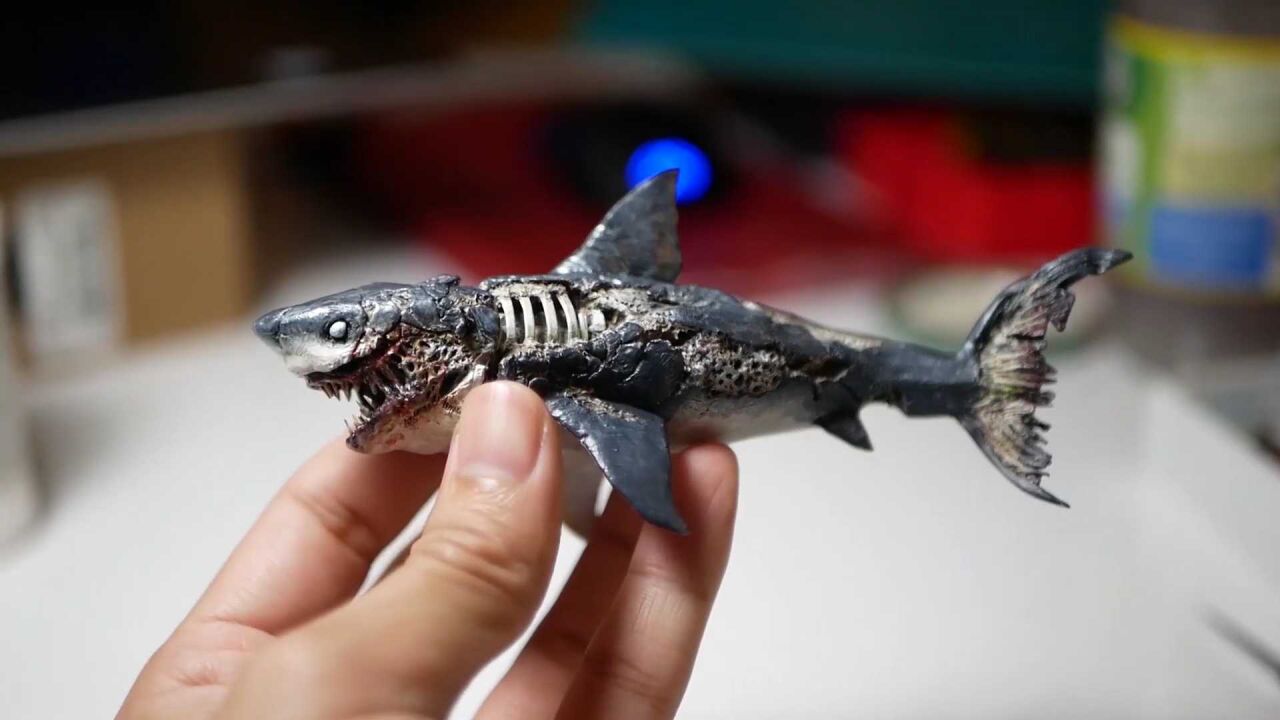 粘土树脂diy游泳池里出现一头僵尸鲨鱼太逼真形象了