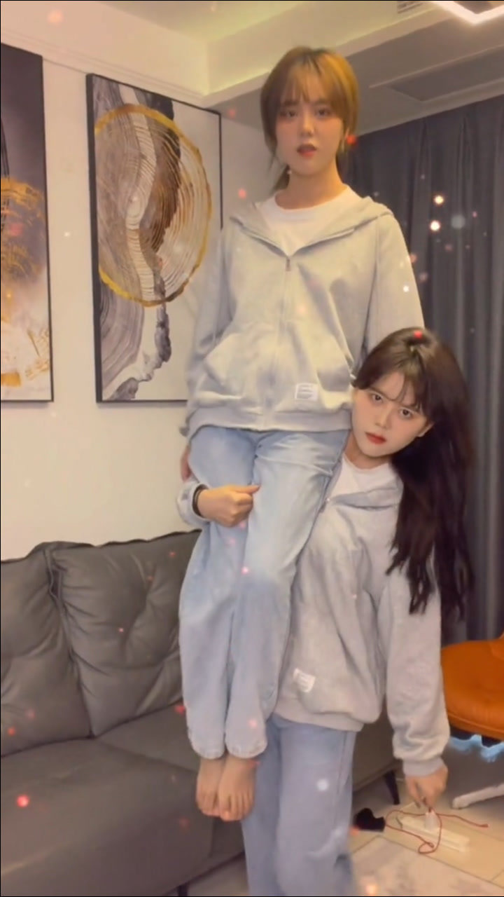 女生挑战单手抱,加大难度,这都不叫事儿!