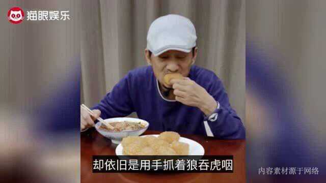 52岁阿宝近况好落魄,手抓食物狼吞虎咽,狭小厨房唱歌风光不再