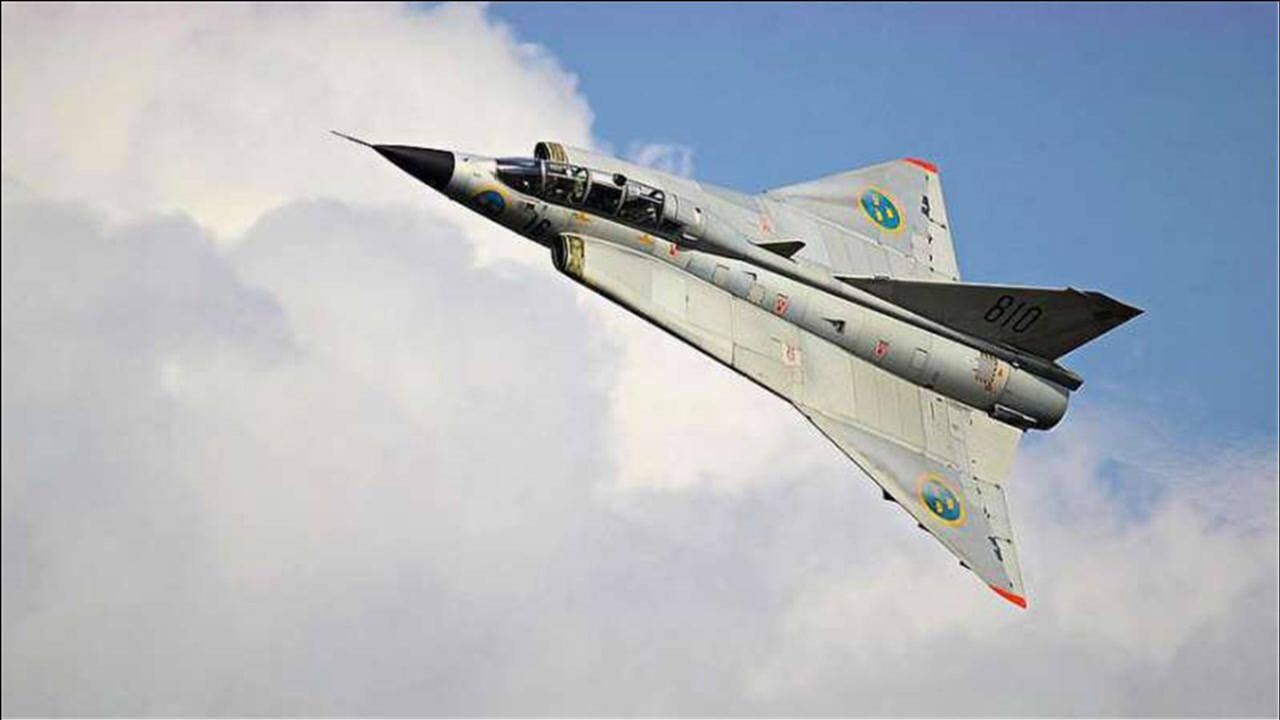 超越时代的双三角翼,瑞典萨博-35"龙"式战斗机_腾讯视频