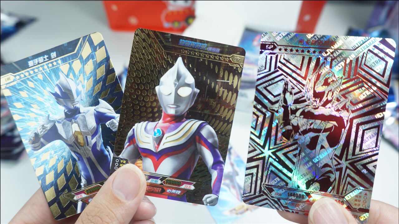 好久没拆卡了这次拆半盒22弹豪华版出了3张新版稀有卡