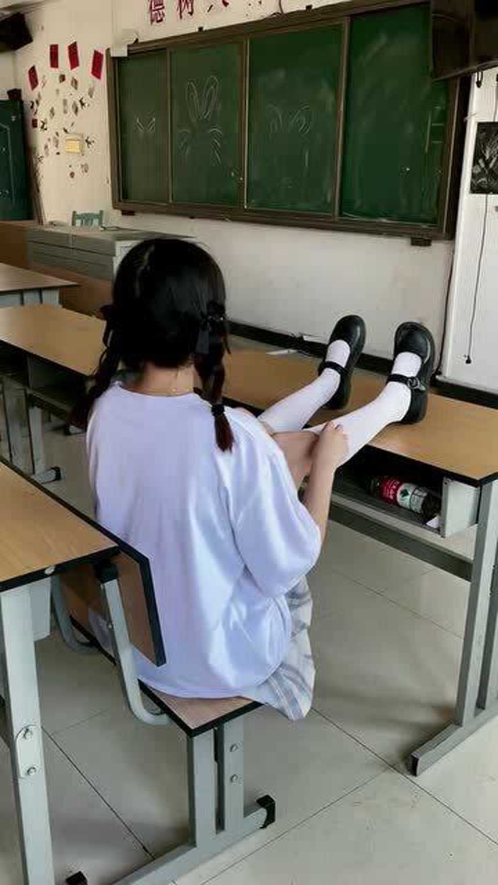 萝莉的学校生活可爱的小jiojio当然要穿最爱的白丝啦