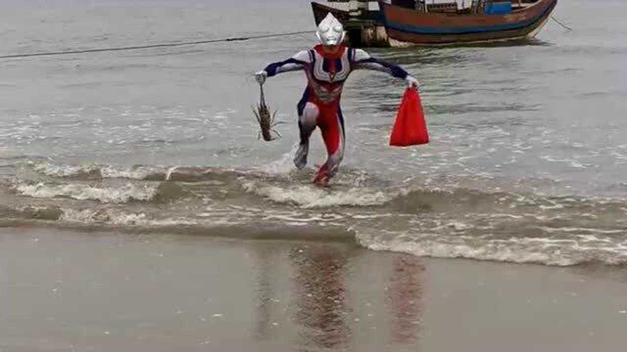 赶海时拍到的一幕地球上真的有奥特曼看的我汗毛都要竖起来了