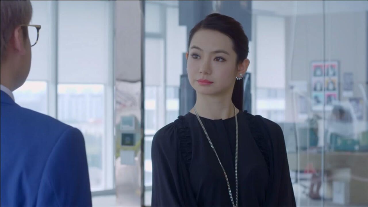 你好乔安同事是高中追求她的小伙美女根本不记得他