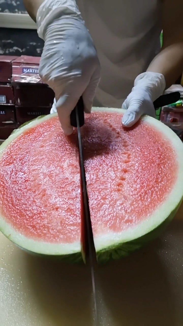 大家好今天教大家正确的切大西瓜!