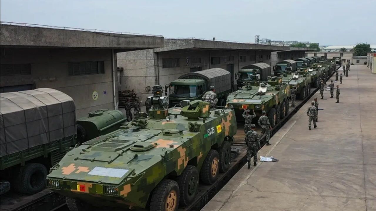 剑指北方!实拍解放军东南劲旅装甲车辆千里跨区机动场面震撼