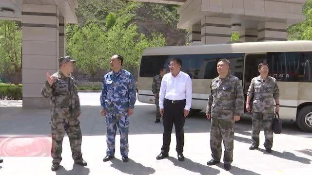 省军区办公室主任李全国来我县检查指导人武工作