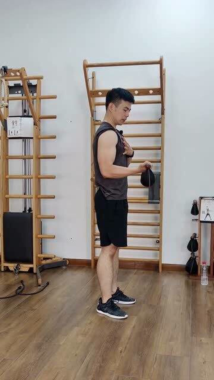 感受手臂的炸裂用甩铃锻炼上半身肌肉群练出麒麟臂