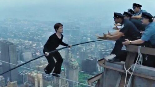 小伙偷偷爬上412米高楼，表演空中走钢丝，警察却在终点等他