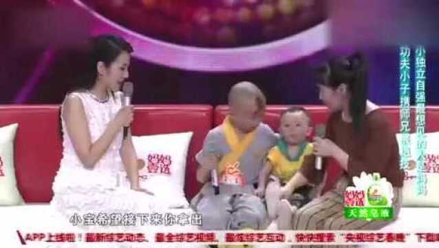 功夫小子功夫了得,从小独立自强想见妈妈,表演武术全场尖叫喝彩