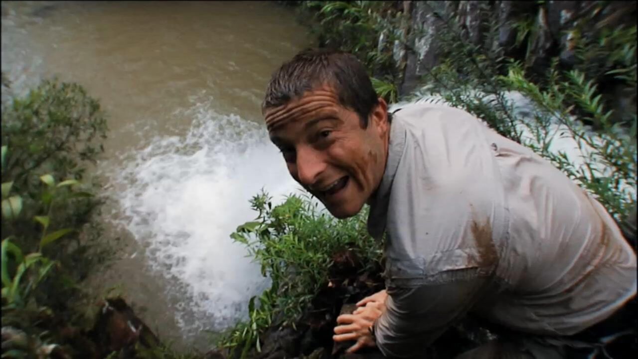 荒野求生:贝爷带着摄影师,用木头做桥,穿过激荡的河流