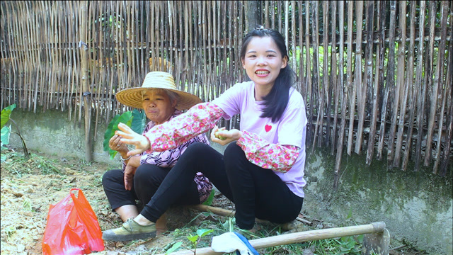 罗家小凌27岁女子33度天地里锄草辛苦却充实靠双手生活