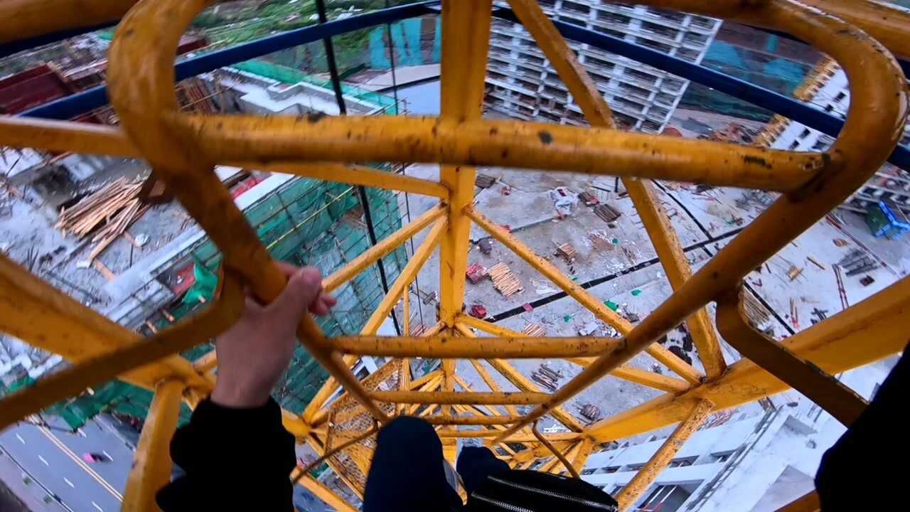 塔吊司机下雨天爬塔吊上班,标节太滑一定要小心,还好我是老司机