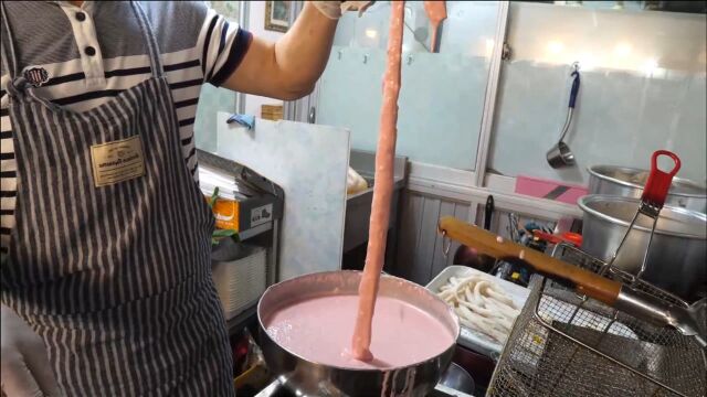 街头特色小吃美食,粉条沾满面粉油锅炸,外酥里嫩看着都眼馋