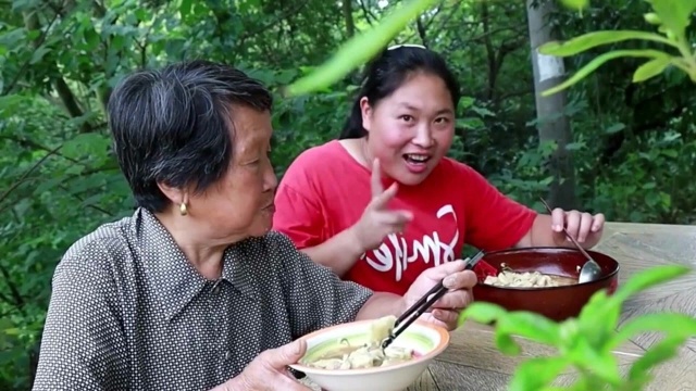 农村大姐今天做了鲜肉馄饨,太鲜了,奶奶吃了一大碗连汤都不剩