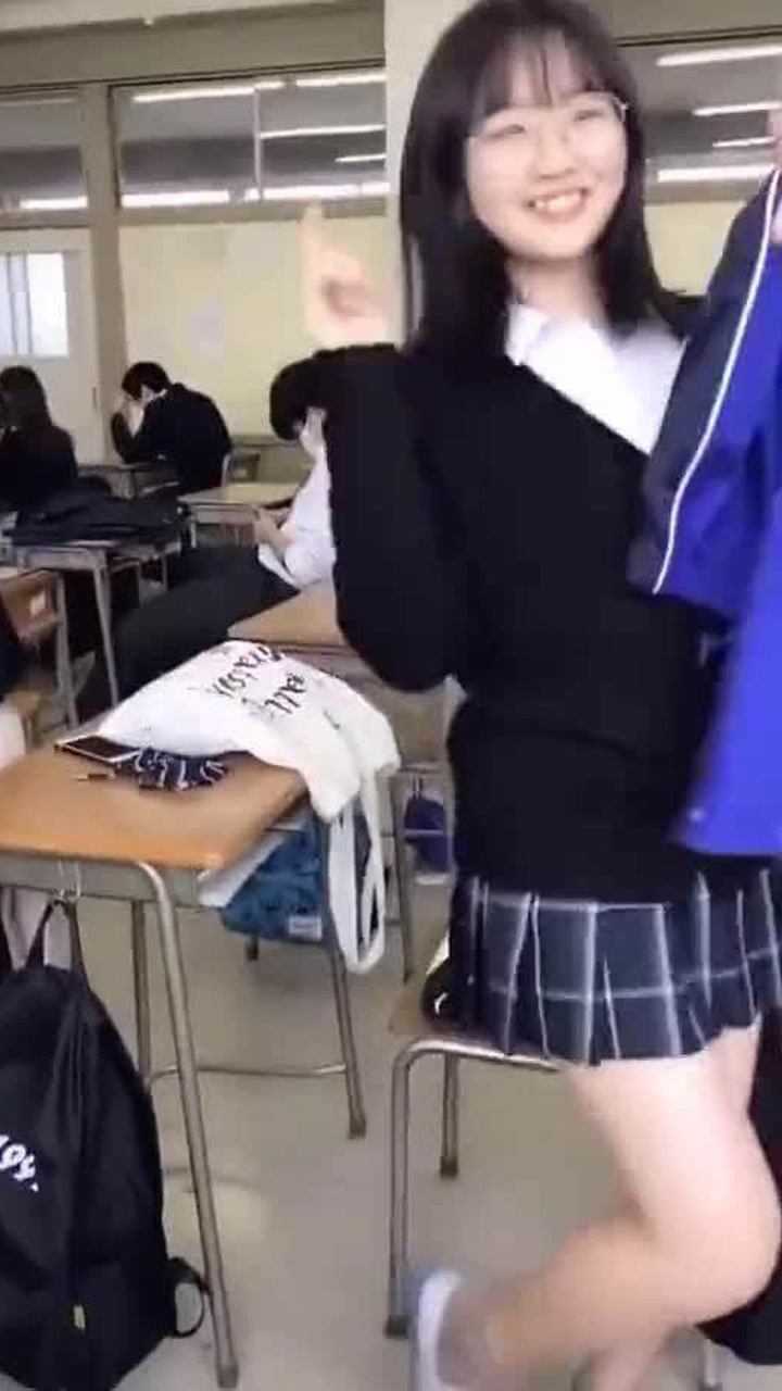 日本中学生课间脱裤子,只穿一条裙子